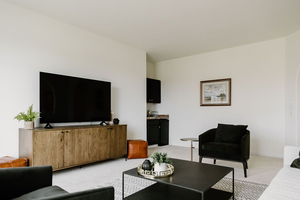 table basse noire avec étagère