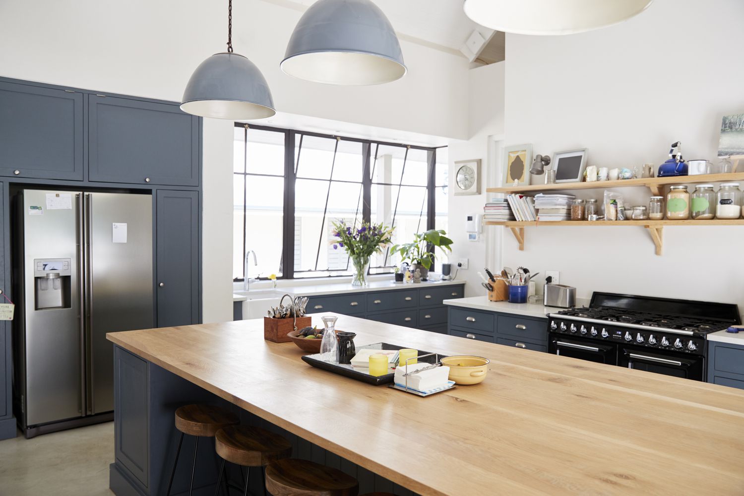Armoires bleues dans la cuisine avec des appareils et des fours de luxe