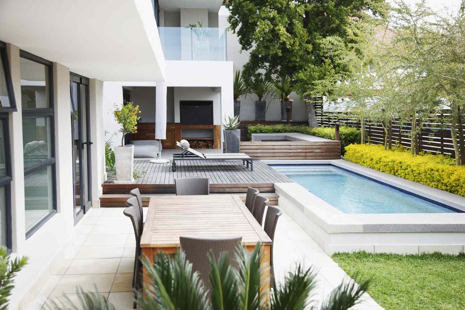 Piscine près d'une terrasse et de meubles de patio