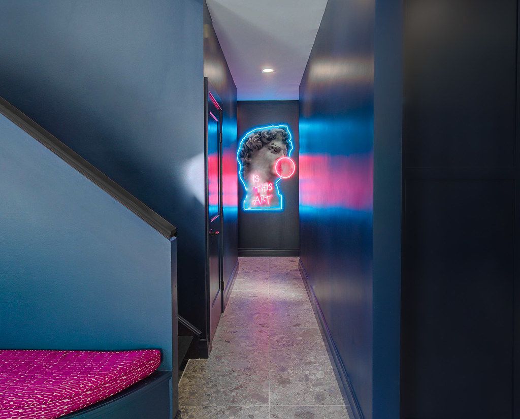 Couloir bleu et rose.