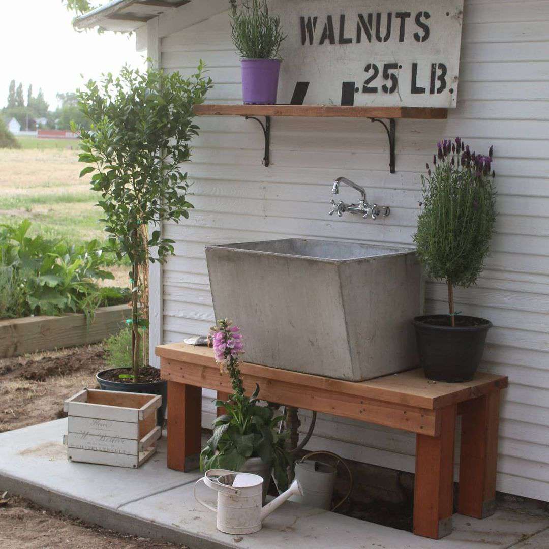 évier avec banc et étagère en bois
