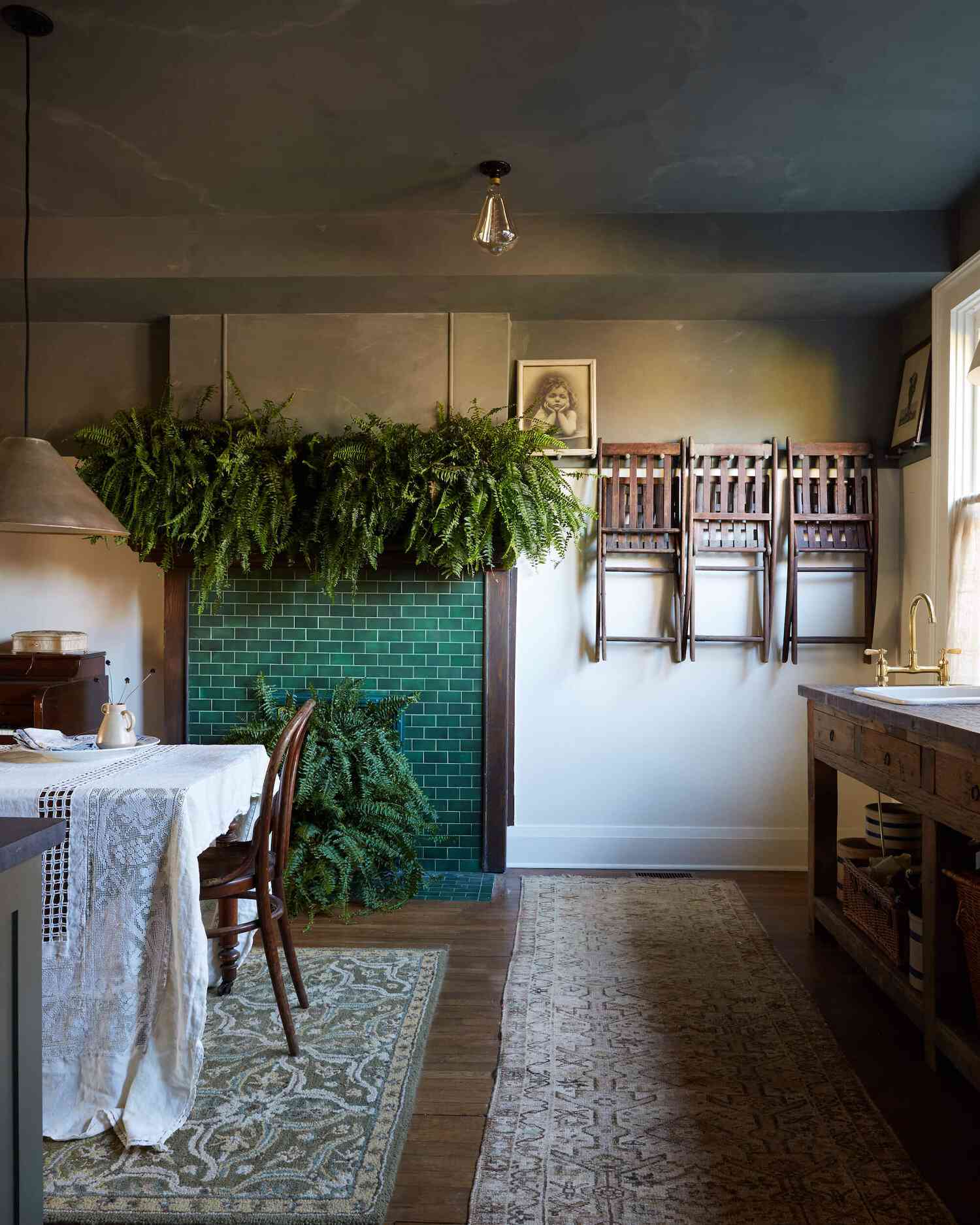 cuisine avec cheminée en carreaux verts