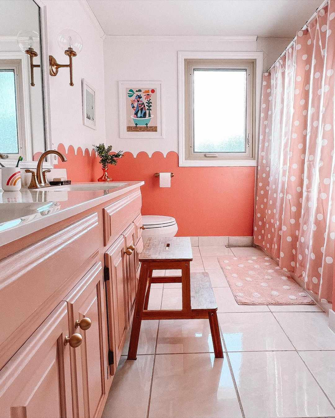 Salle de bain rose avec rideau de douche à pois