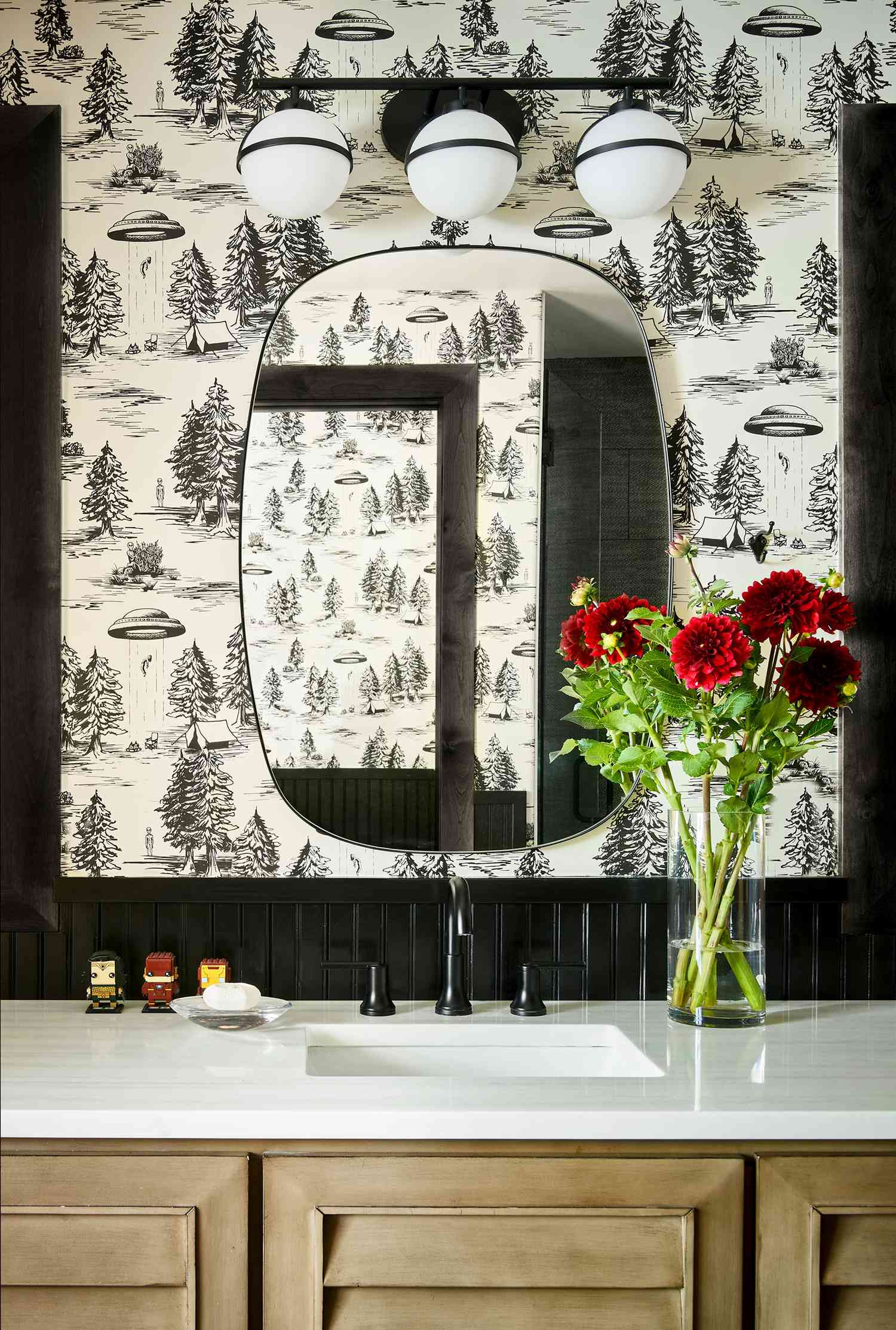 Papier peint OVNI noir et blanc dans la salle de bain