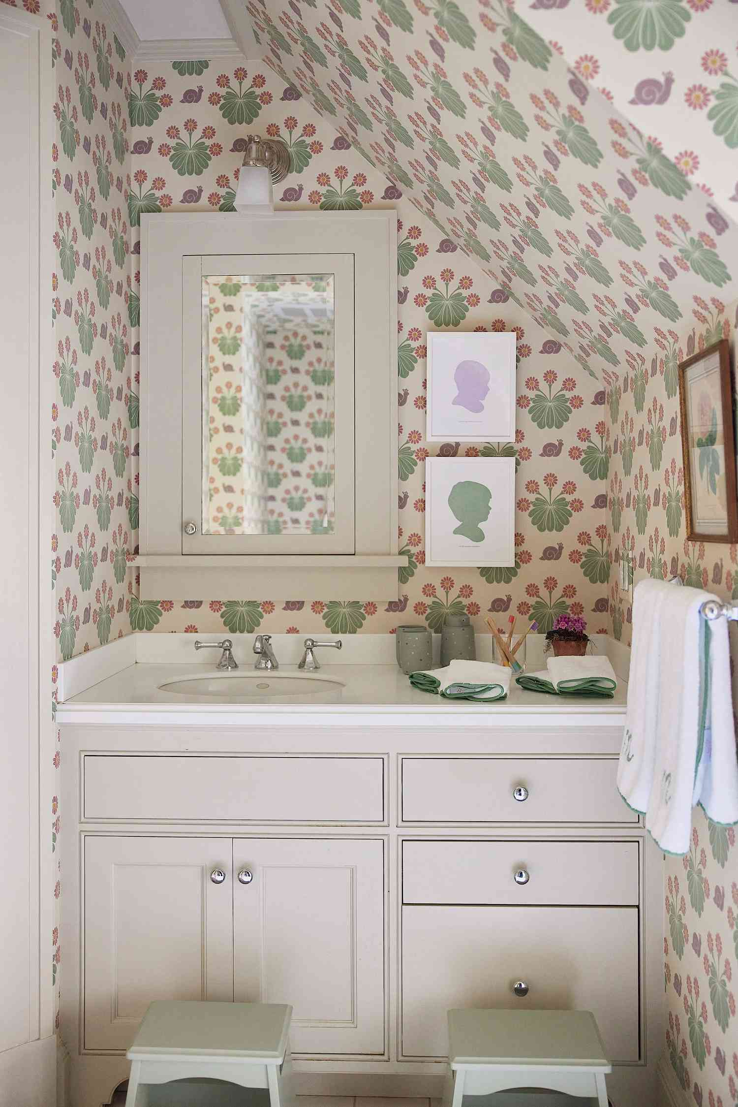 salle de bain recouverte de papier peint avec art personnalisé