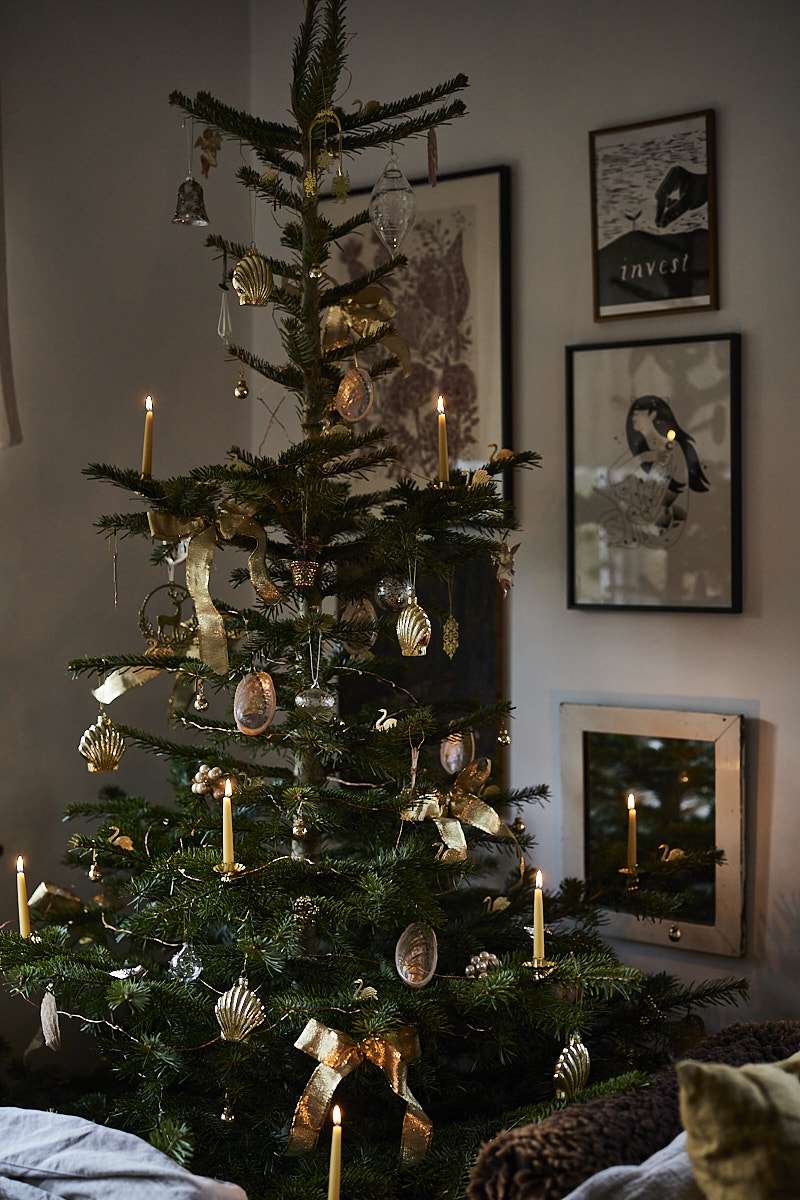 arbre de noël avec ruban métallique doré