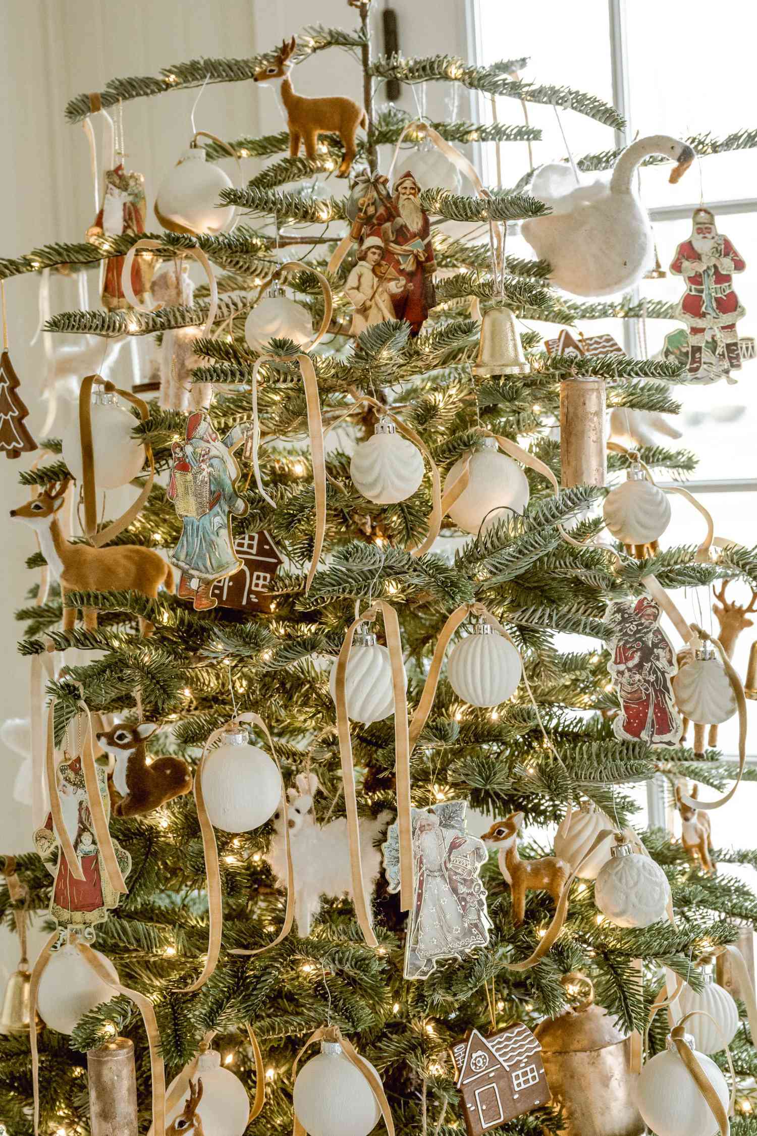 ornements de sapin de Noël attachés par un ruban