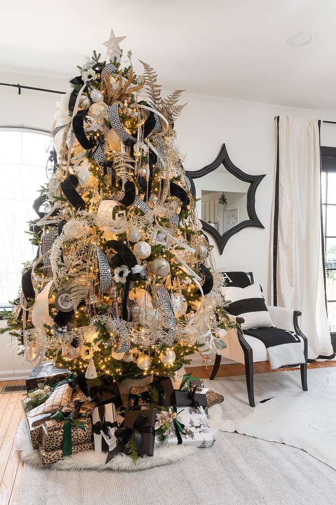 arbre de noël décoré de rubans noirs