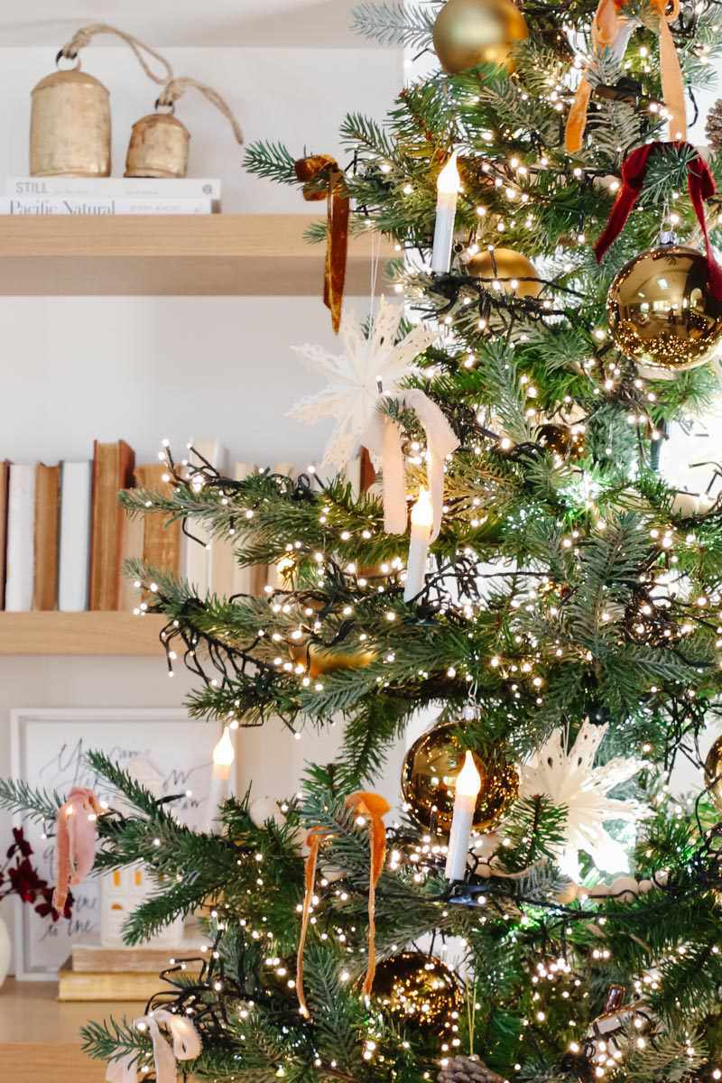 arbre de noël avec noeuds en velours multicolore