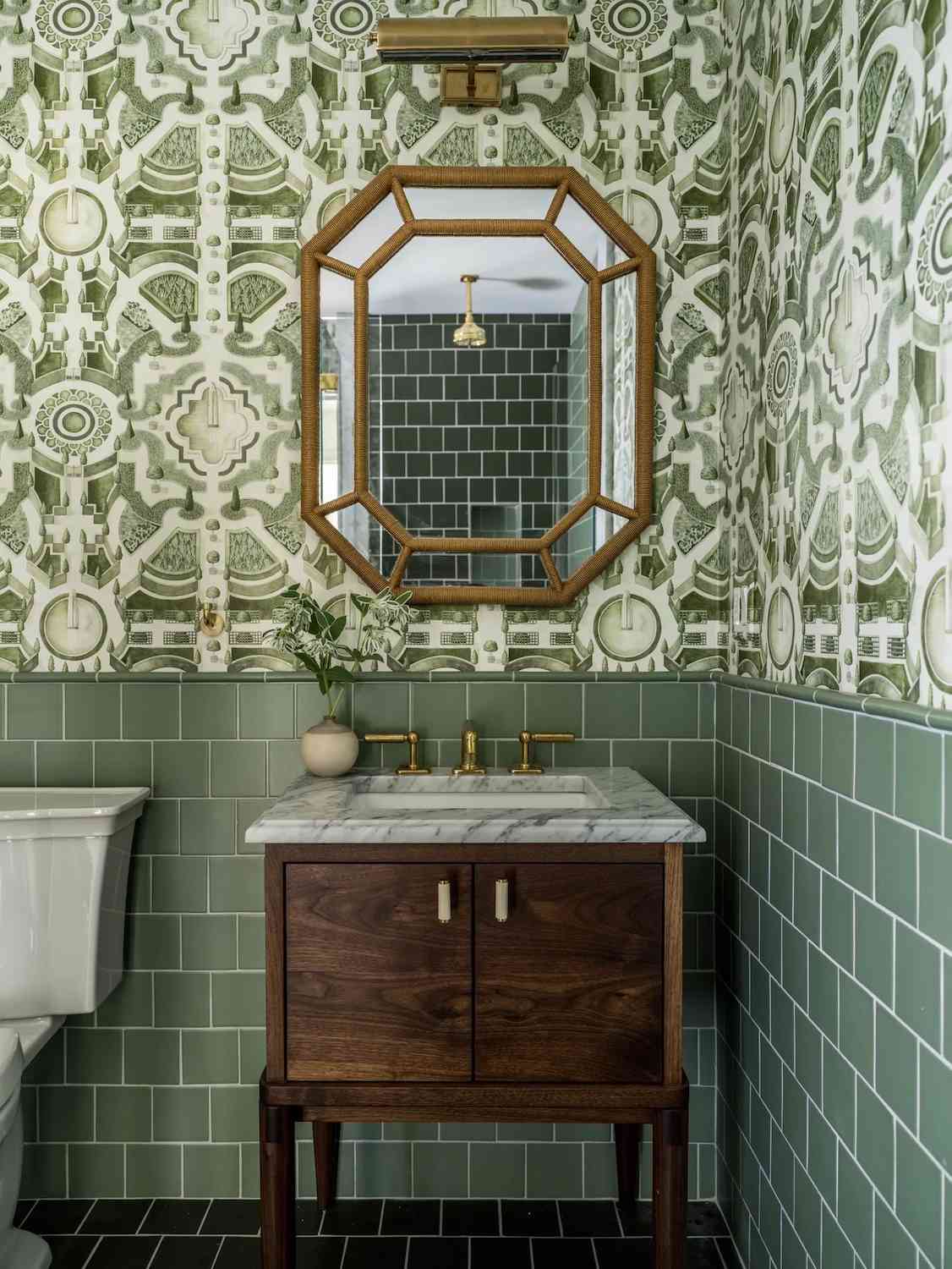 sols noirs dans une salle de bain verte