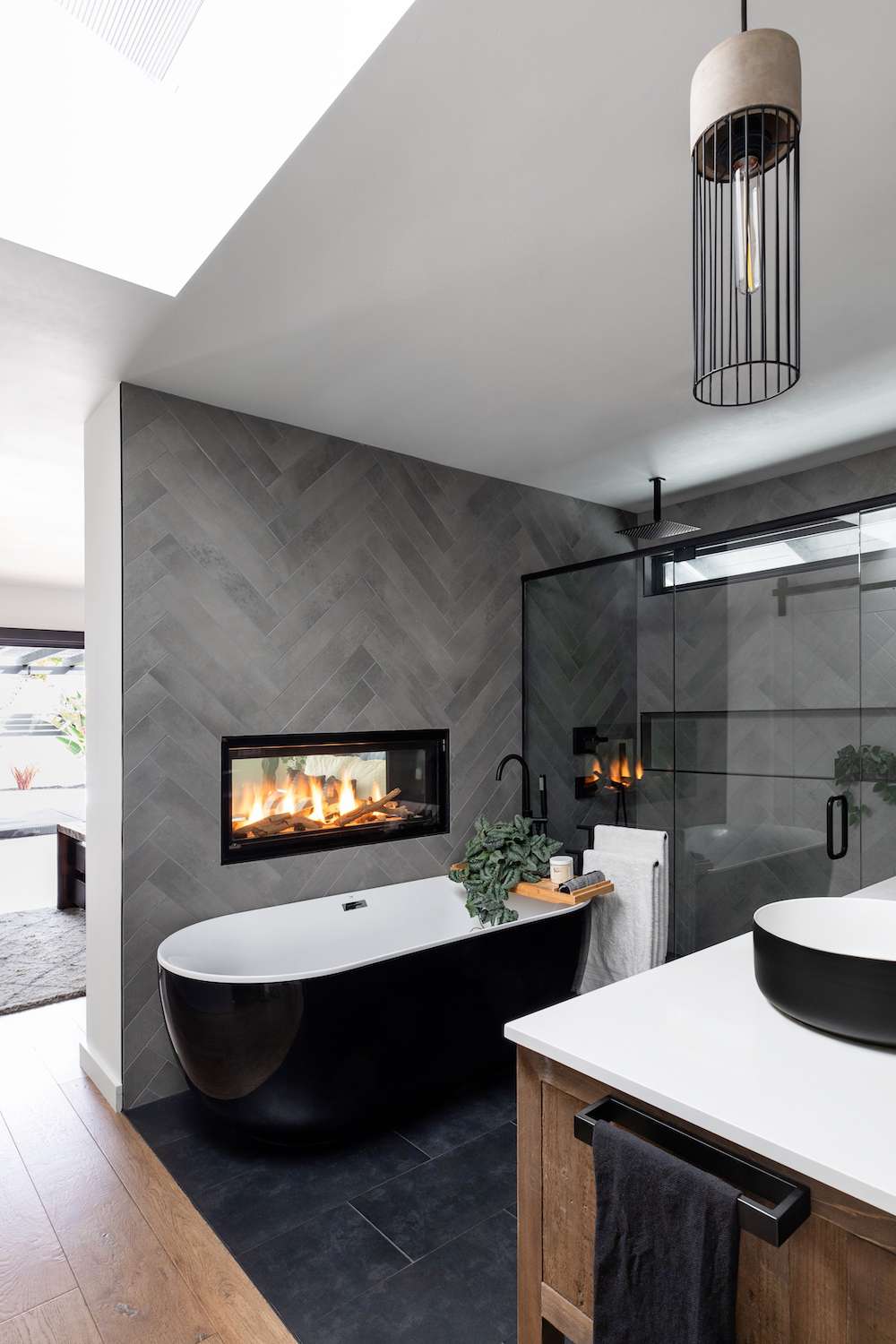 sols noirs dans une salle de bains moderne