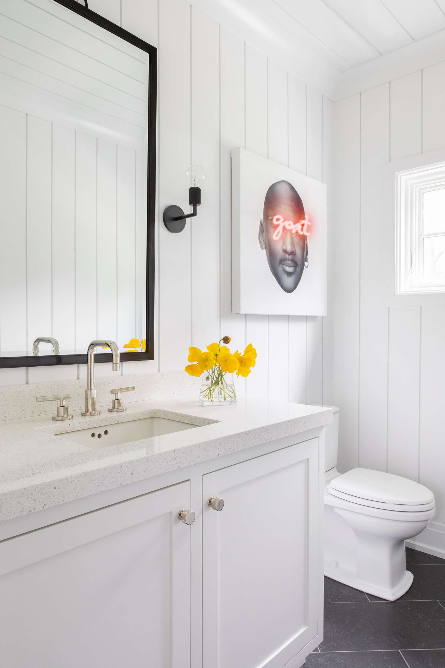 sols noirs dans une demi-salle de bain