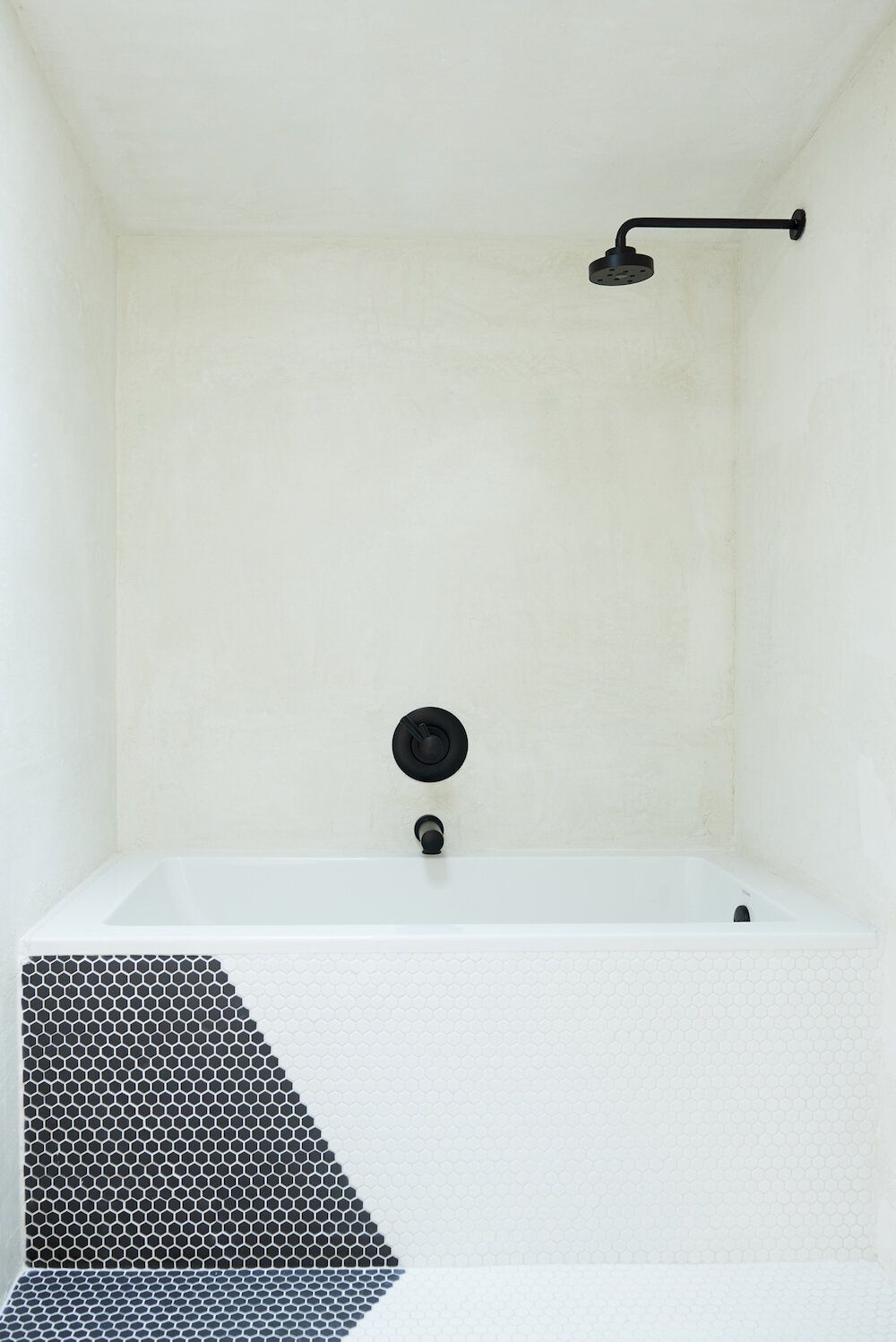 carreaux de penny noir dans la salle de bain