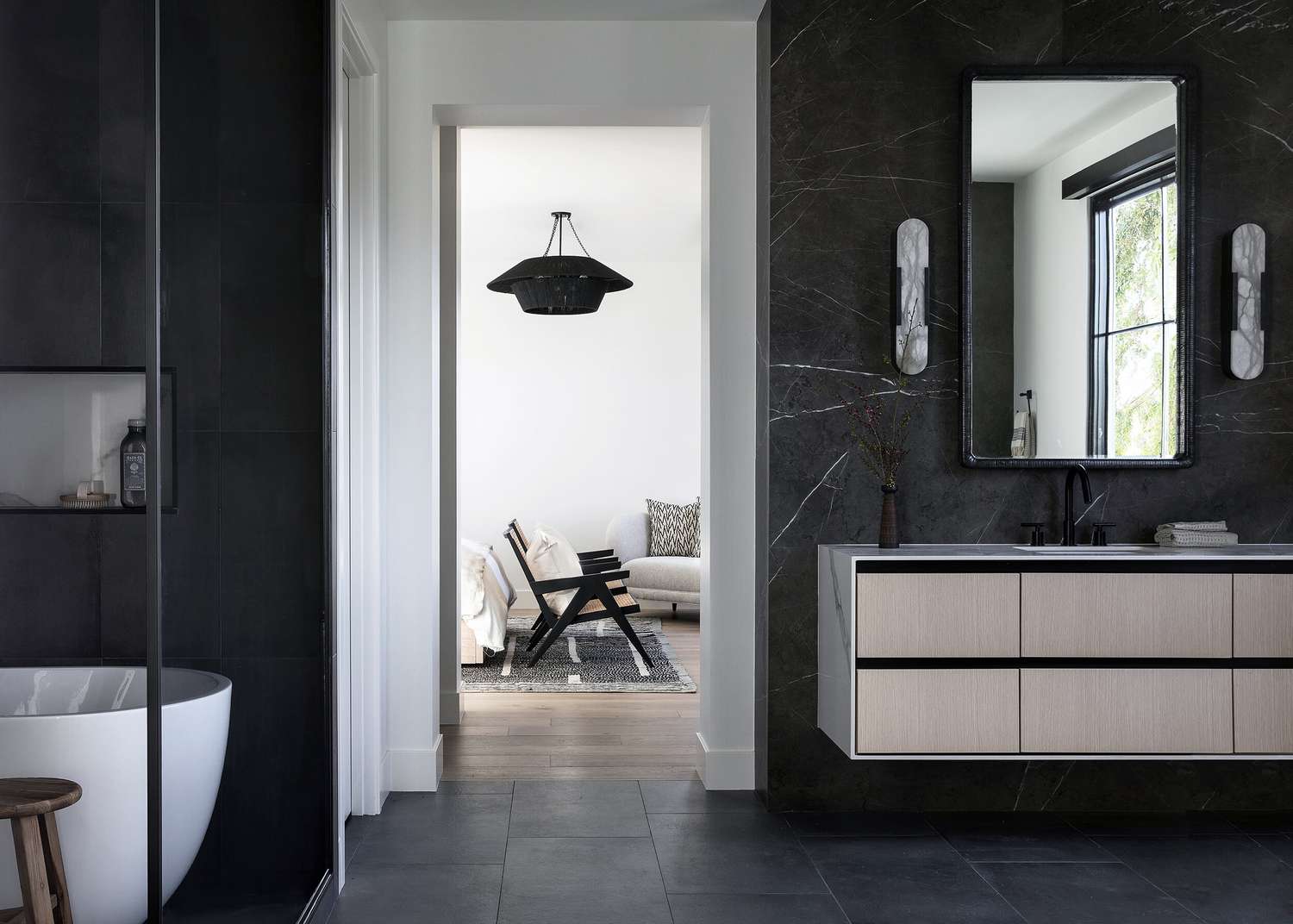 sols noirs dans une salle de bain contemporaine