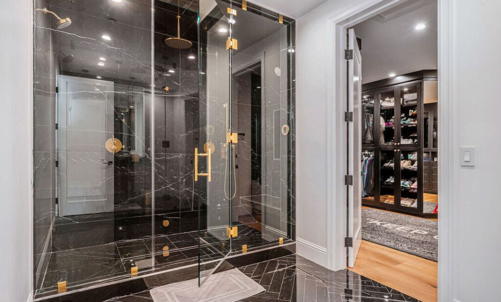 carrelage noir brillant dans la salle de bain
