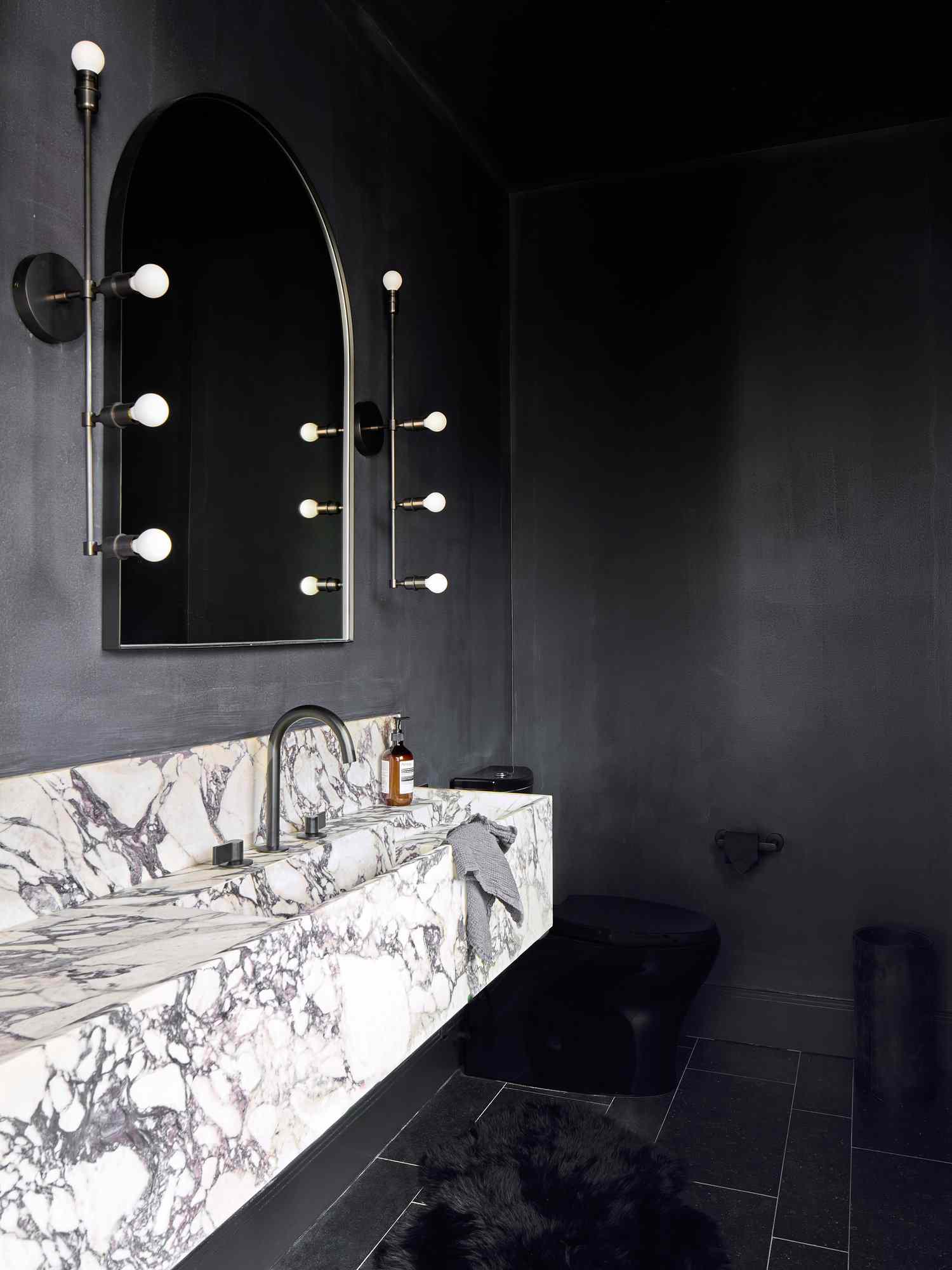 carrelage noir avec joints blancs sol de la salle de bain
