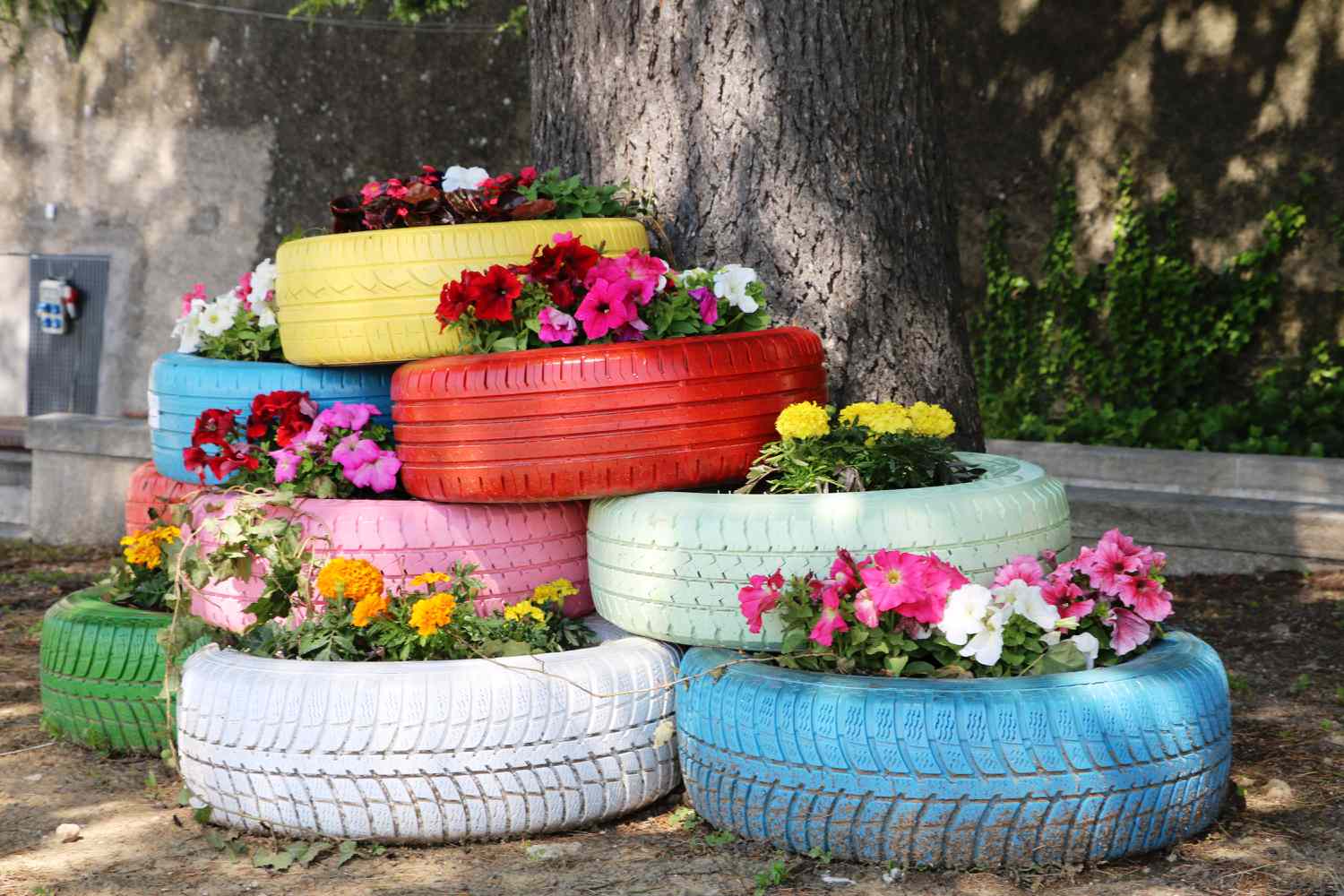 Support de plantes bricolé avec des pneus empilés