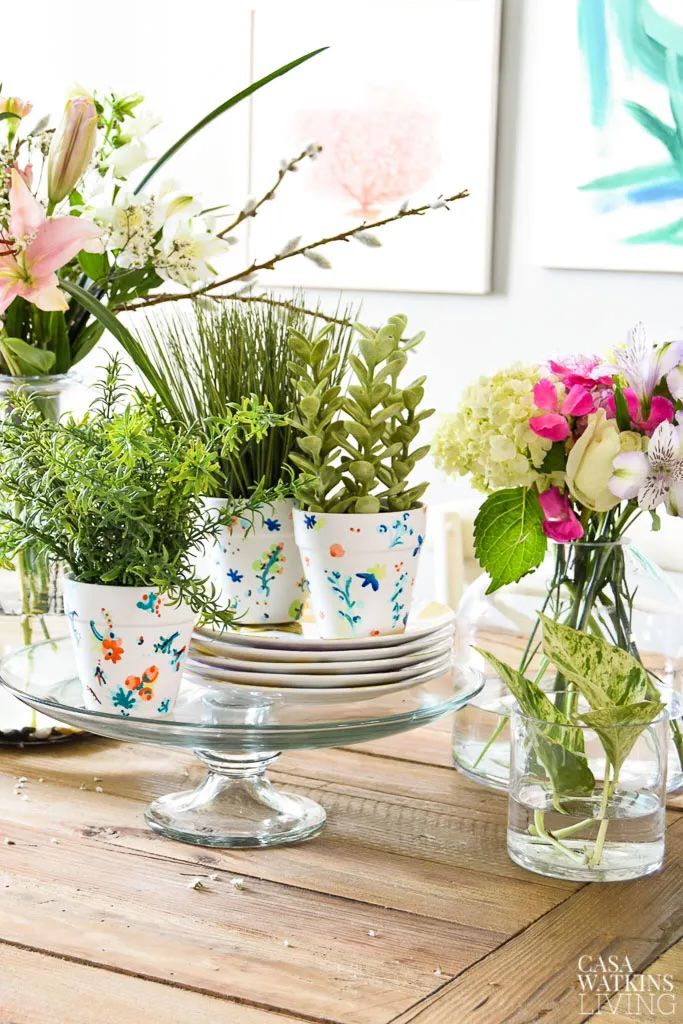 Plantes en pot présentées sur un support à gâteau