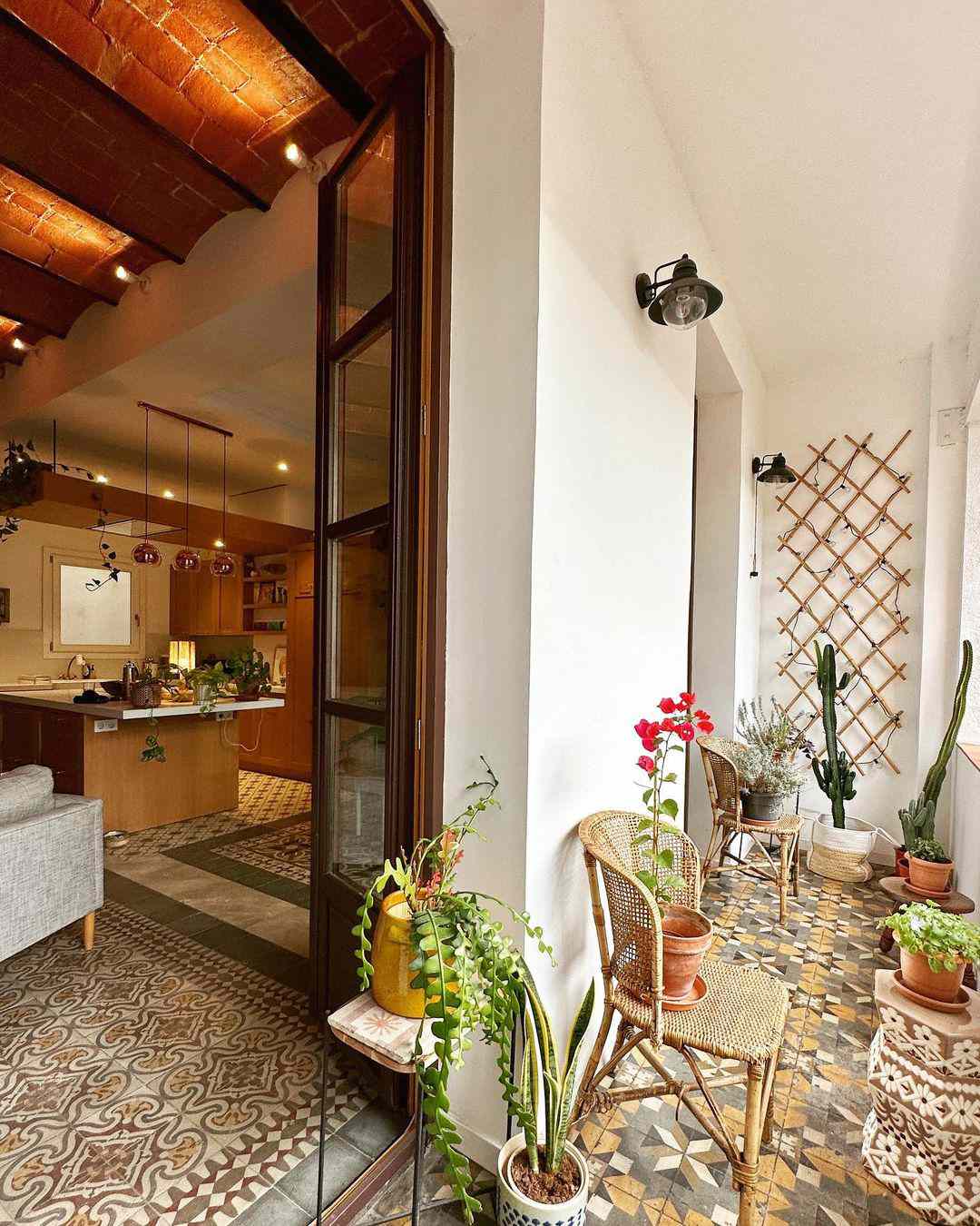 Plantes en pot sur des chaises d'extérieur tressées sur un balcon