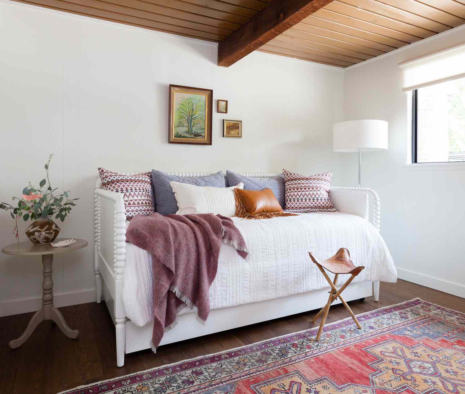 idées d'agencement de lits de jour pour petites chambres à coucher