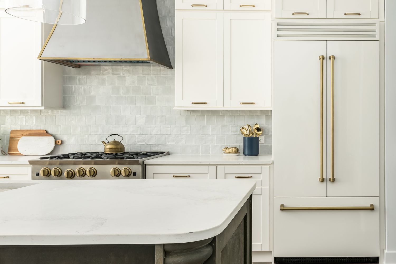 Cuisine blanche avec appareils électroménagers blancs