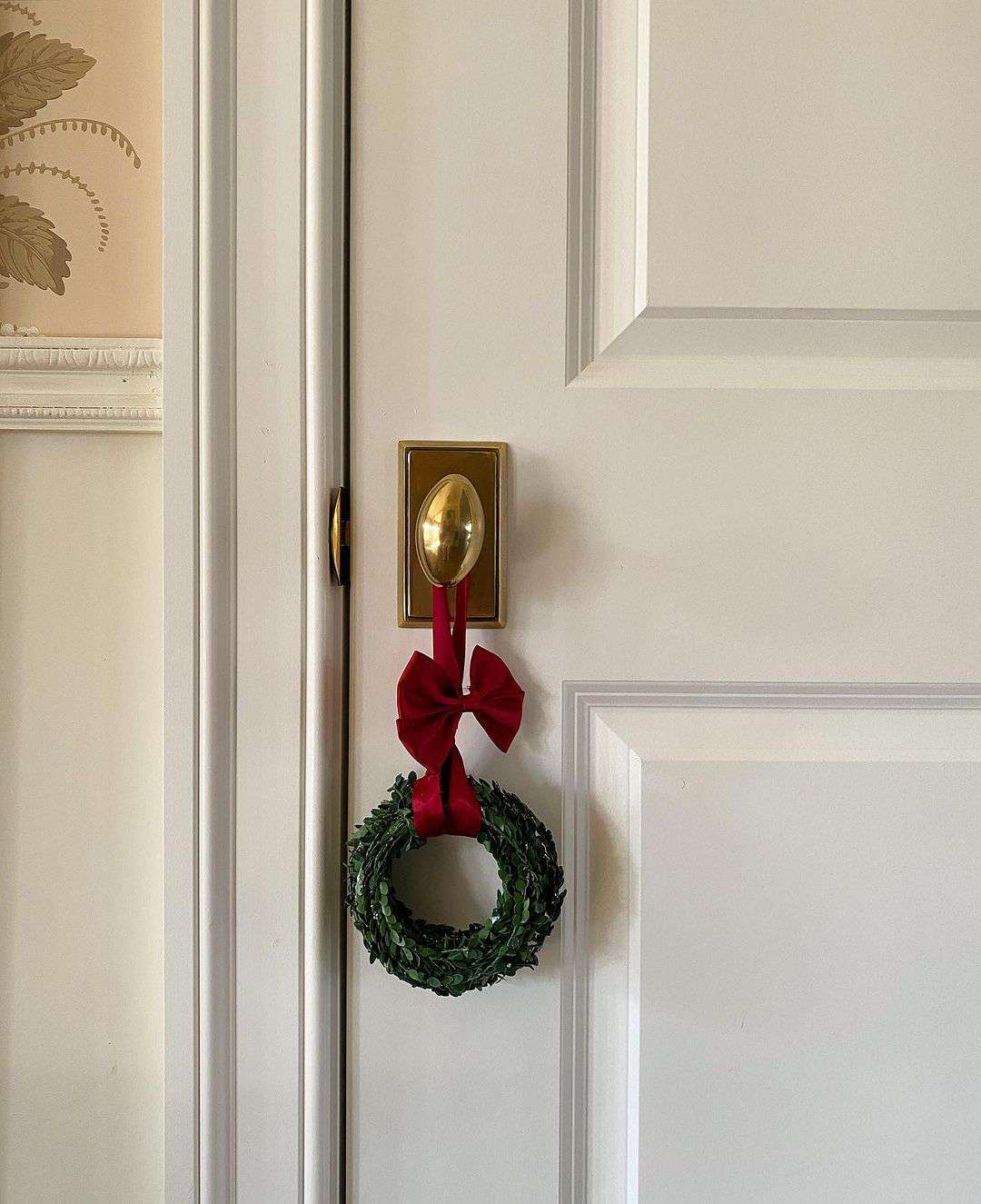 Porte avec petite couronne suspendue 