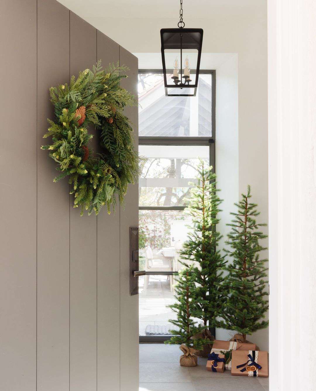 Couronne vert vif sur une porte taupe
