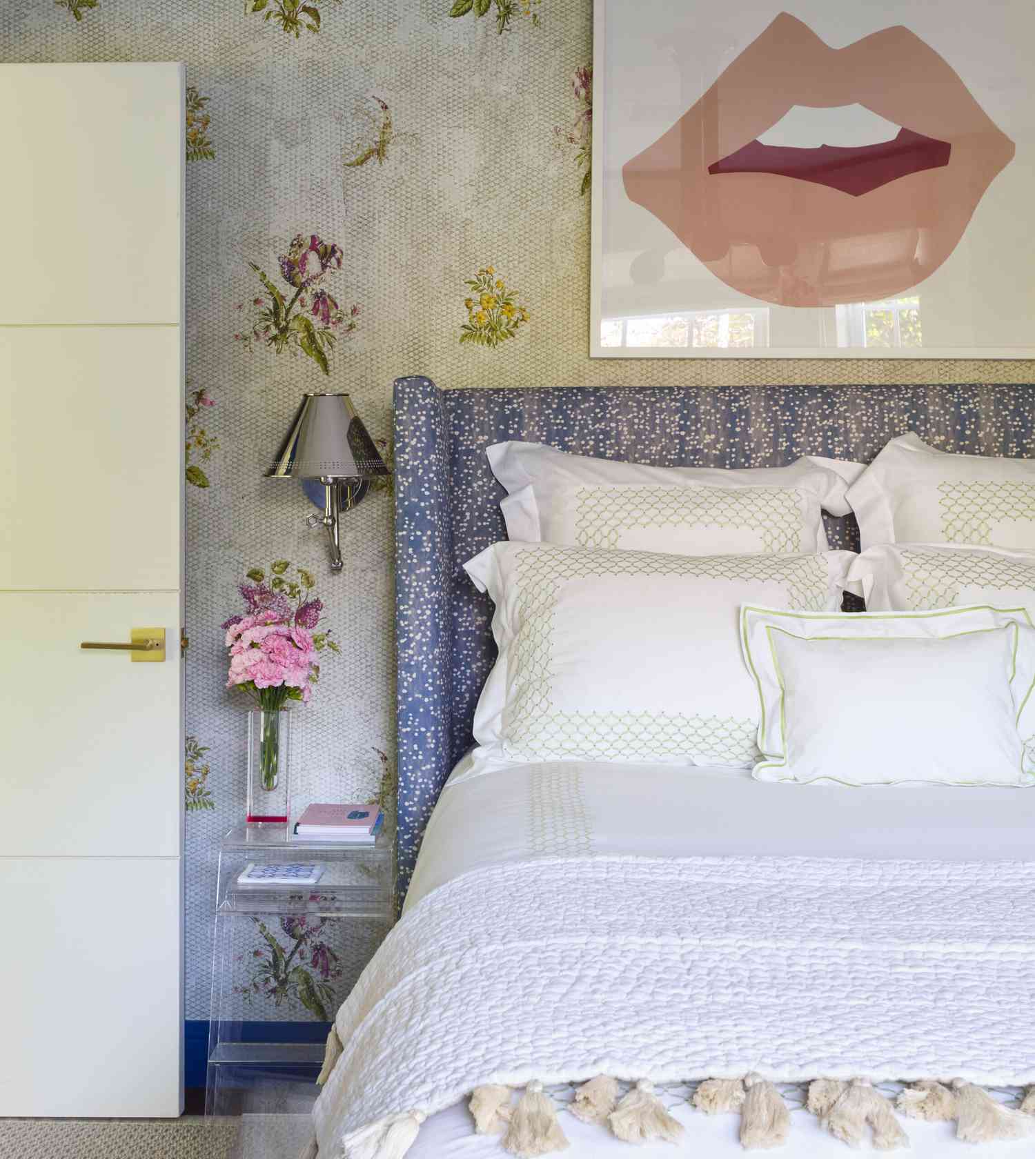 Décoration avec du pop art au-dessus du lit