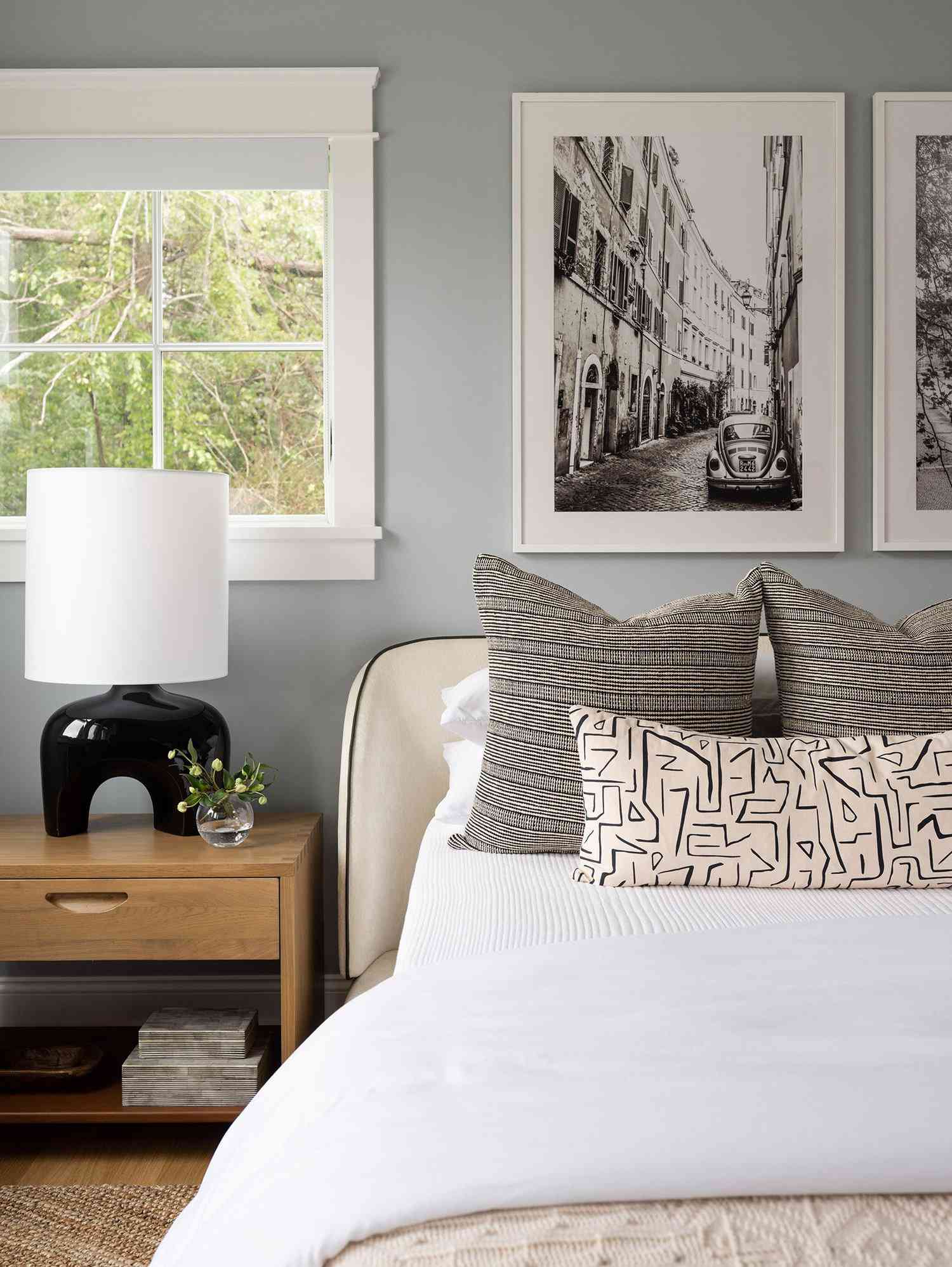 Décoration avec des photos en noir et blanc au-dessus du lit