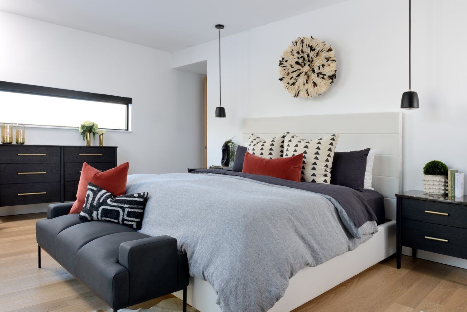 décoration avec un chapeau juju au-dessus du lit