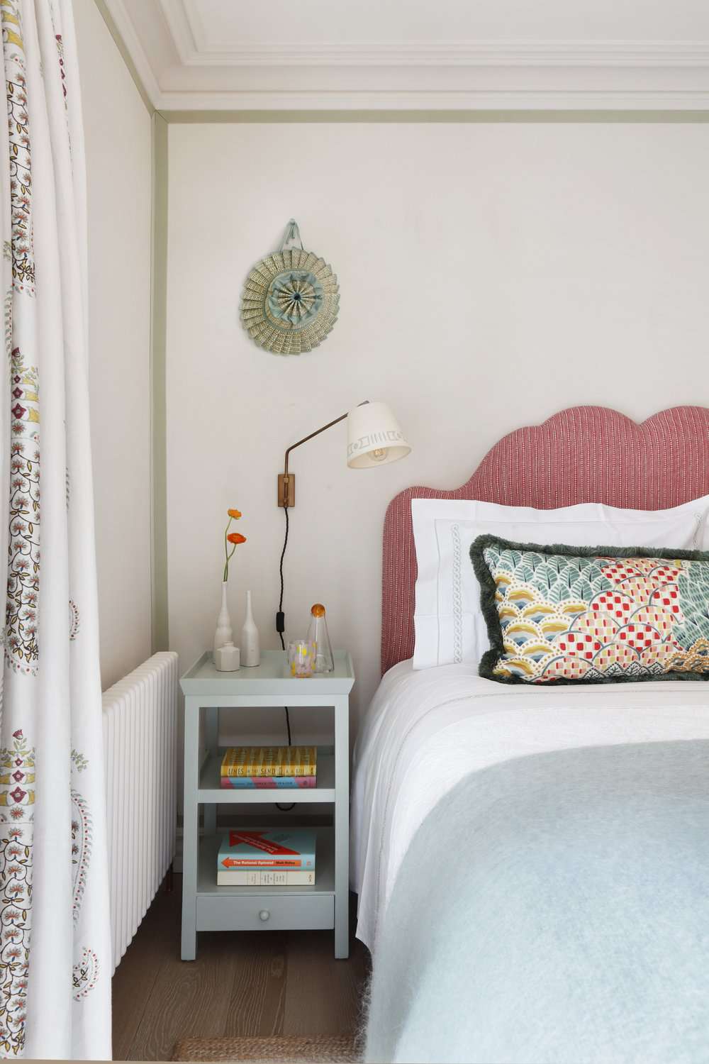 chapeau capri sur le lit