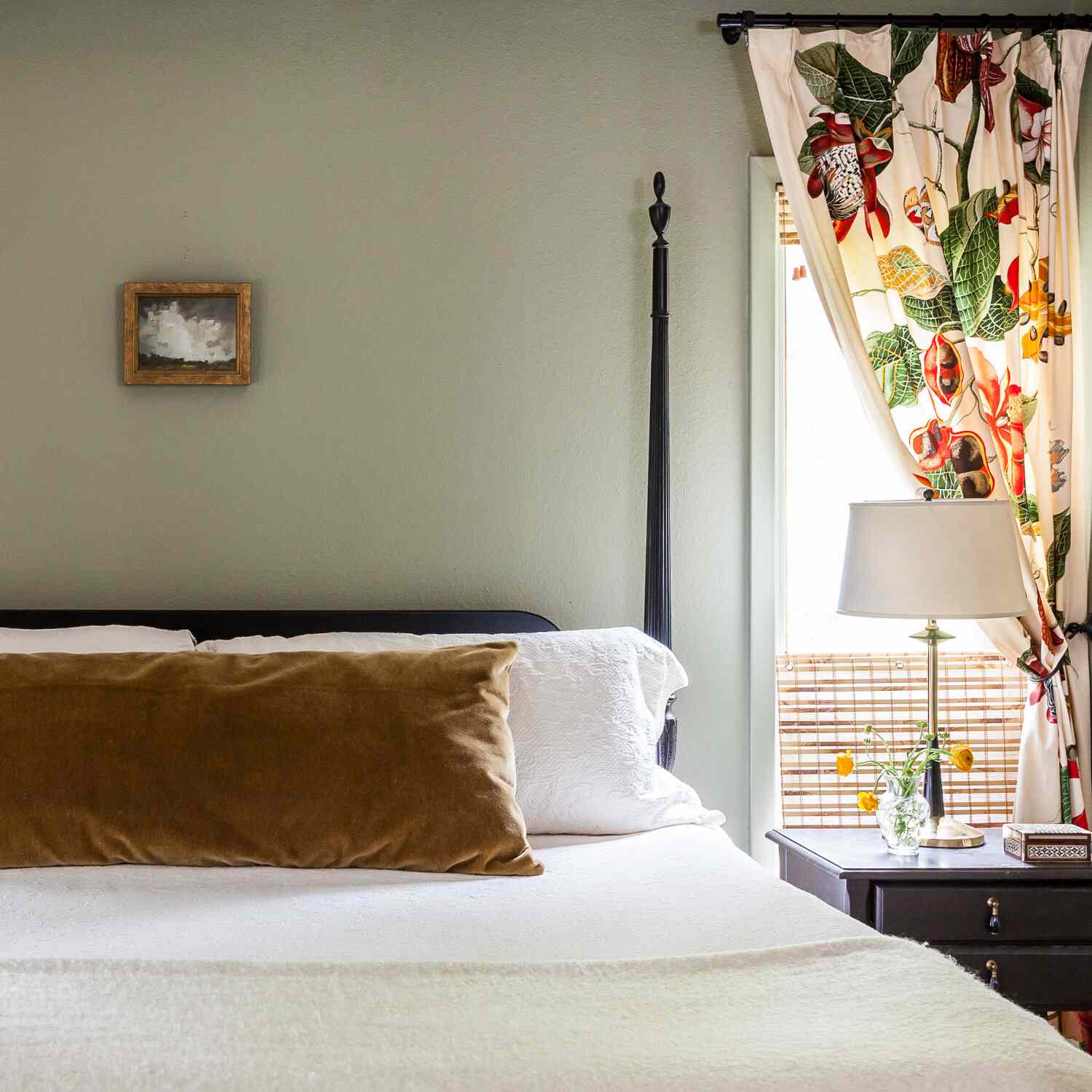 décoration avec un petit tableau au-dessus du lit