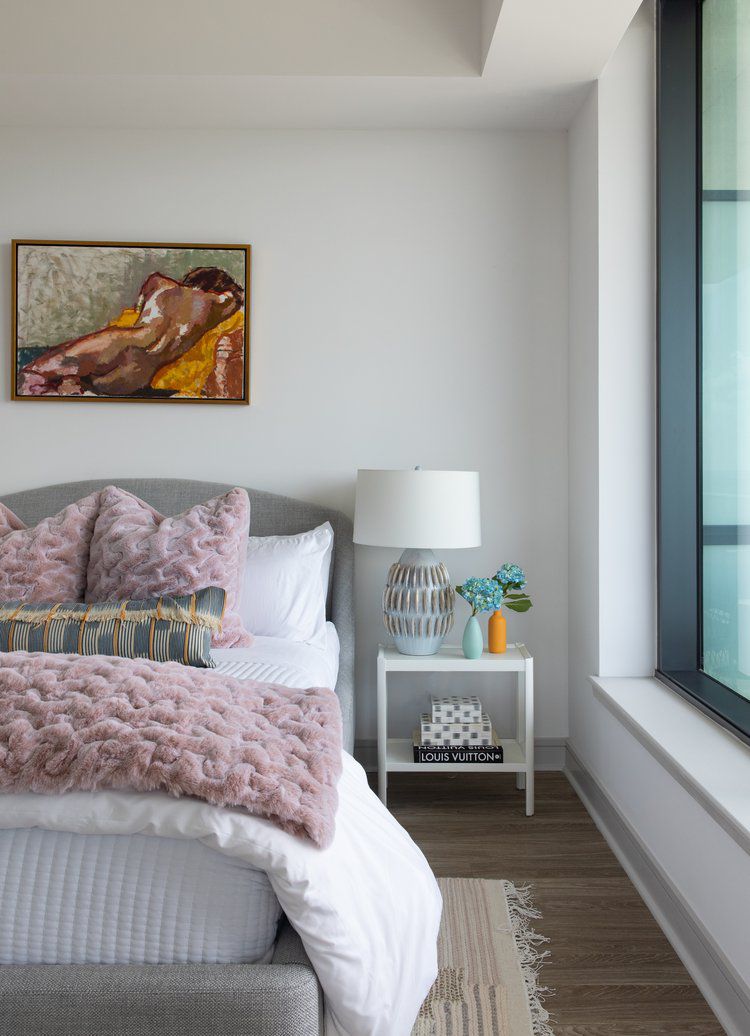 décoration au-dessus du lit d'invité