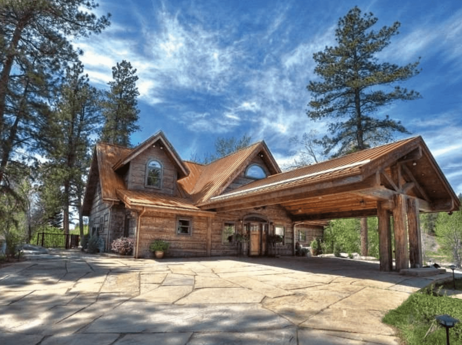 maison en bois avec abri de voiture