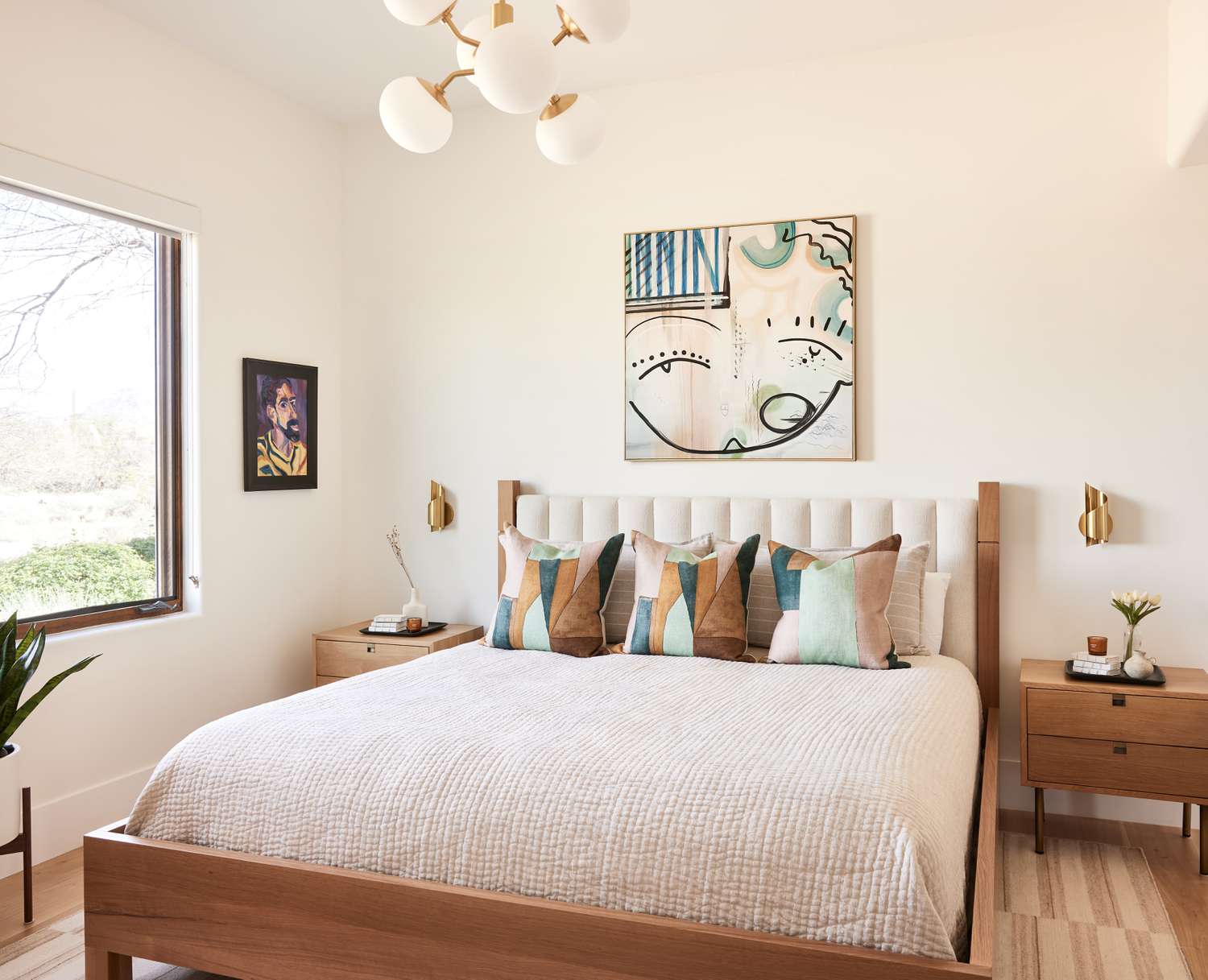 Jolie chambre à coucher avec des tons de terre
