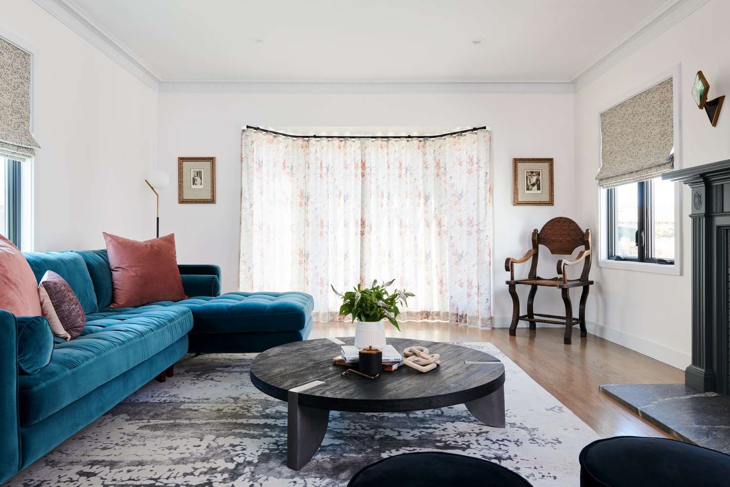 salon avec fenêtres décoratives