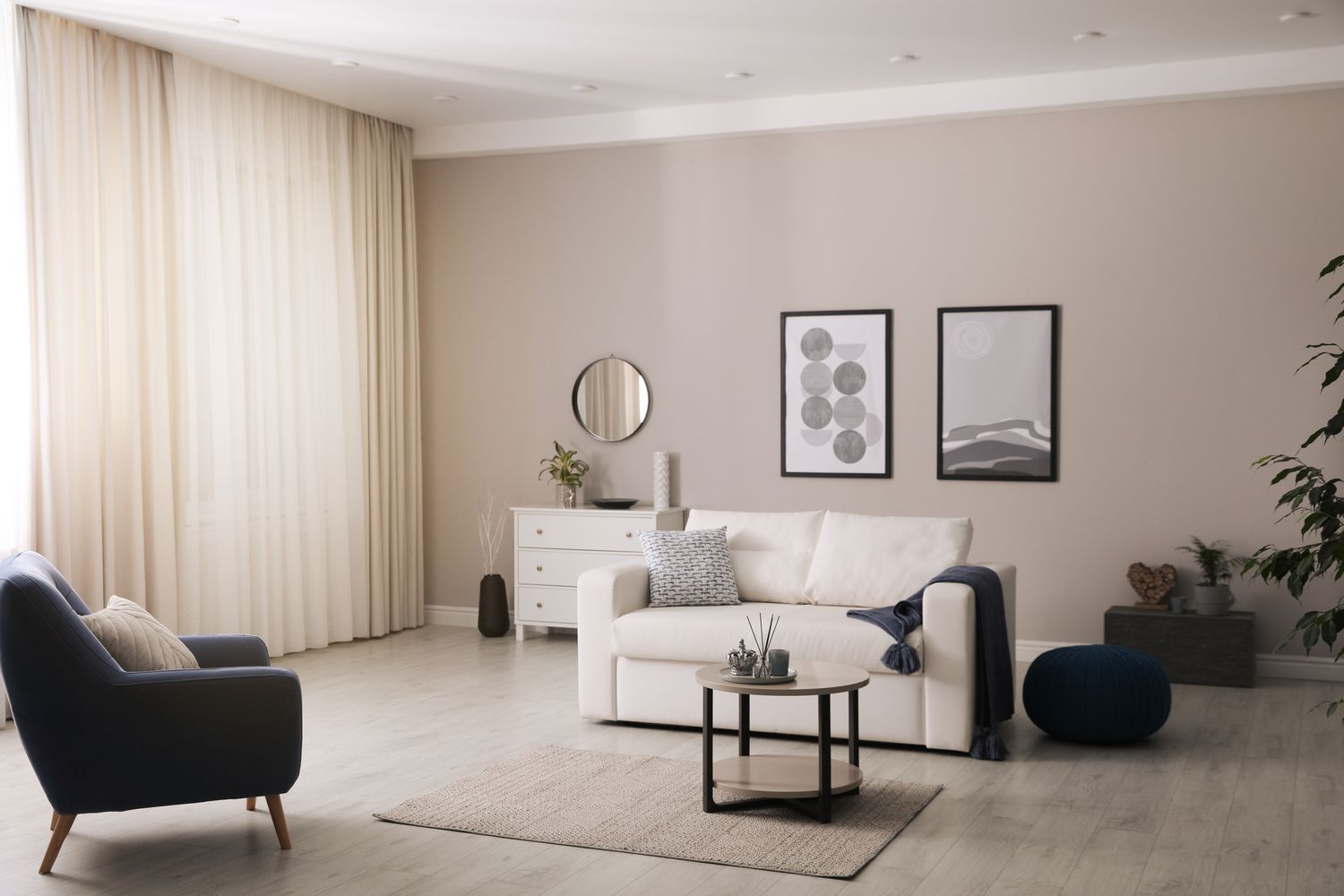 Tapis minuscule dans le salon avec une table basse sur le dessus