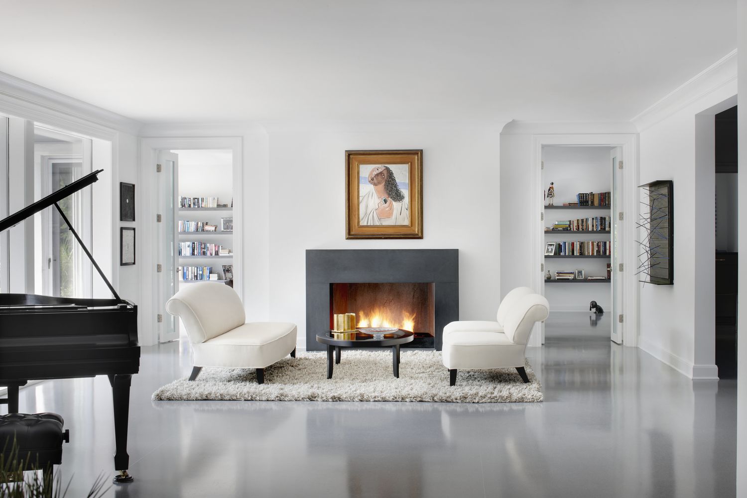 Salle familiale moderne avec cheminée rayonnante, piano à queue et tapis shag blanc