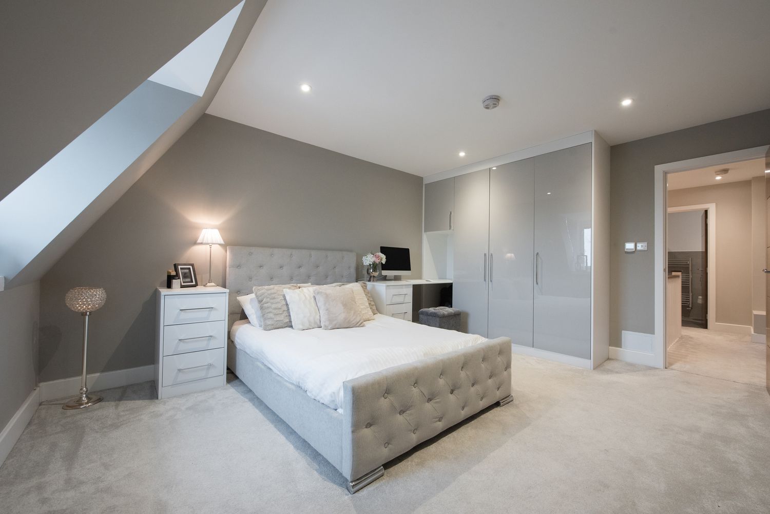 chambre à coucher grise