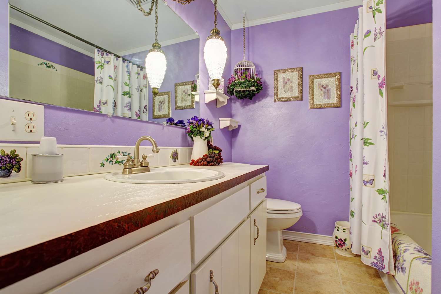 salle de bains à thème violet