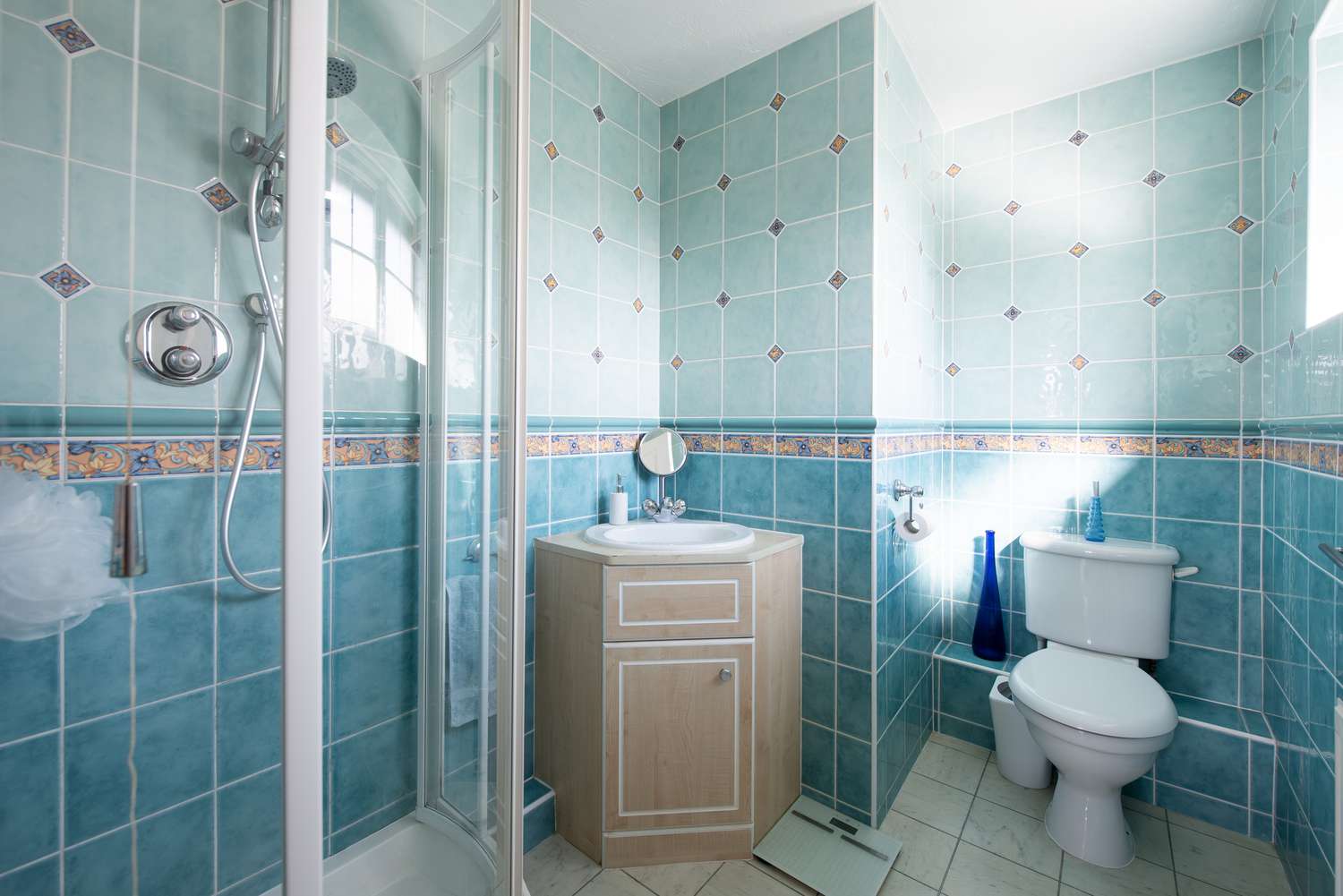 salle de bain carrelée bleue