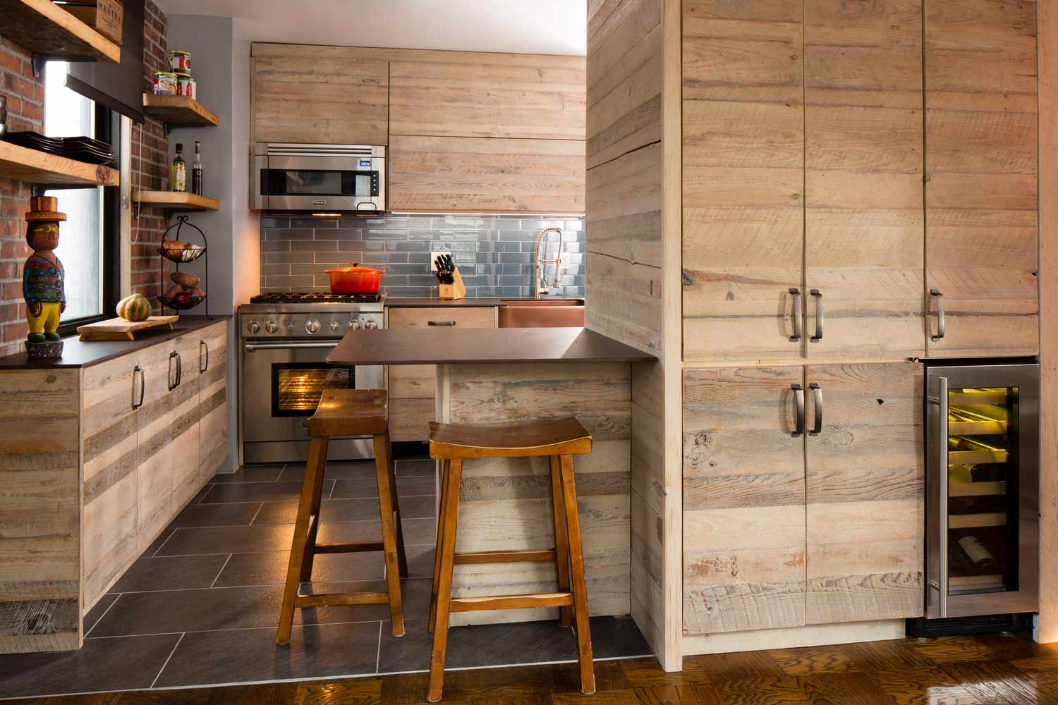 carrelage de couleur foncée et plancher en bois foncé