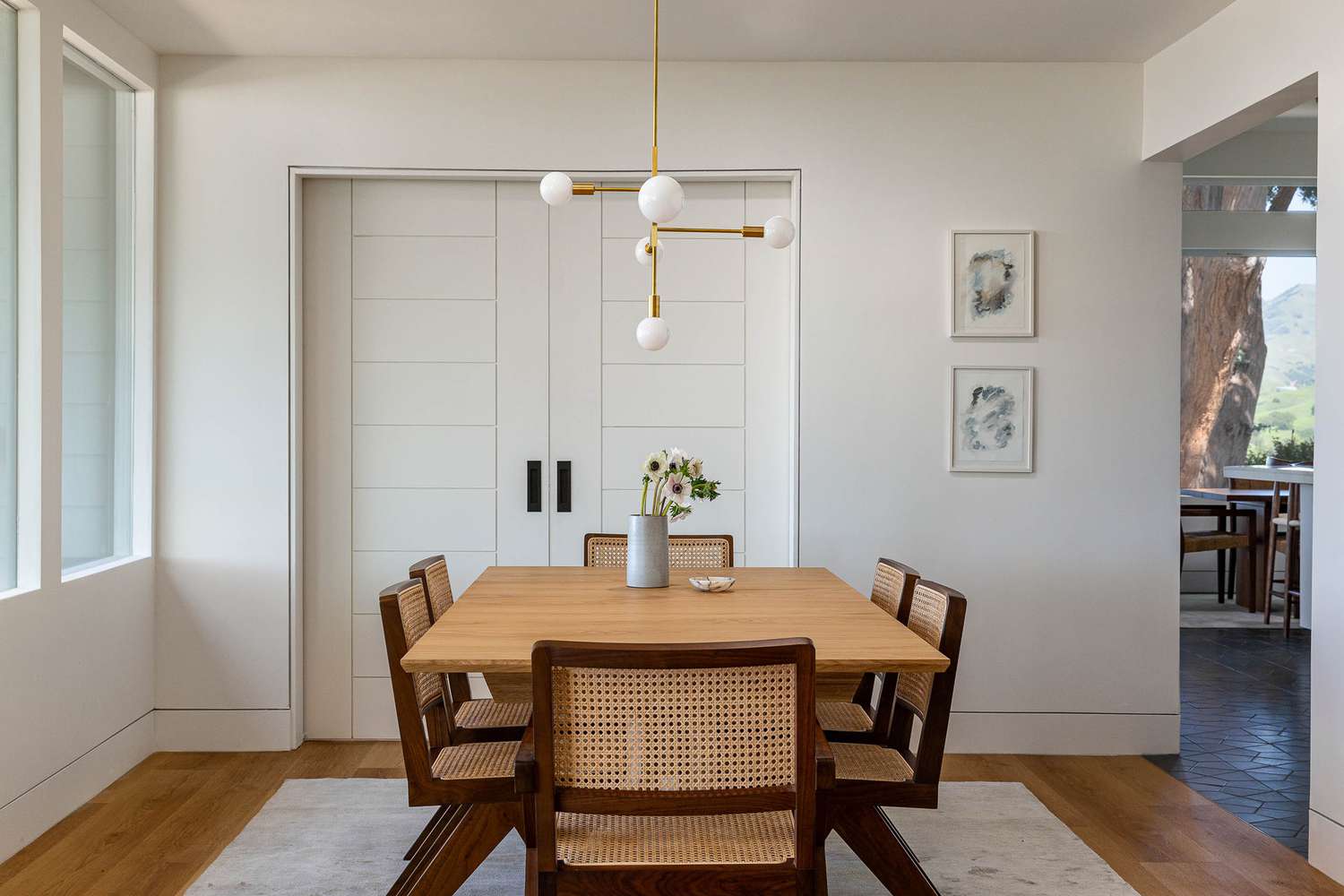 cuisine carrelée et salle à manger en bois 