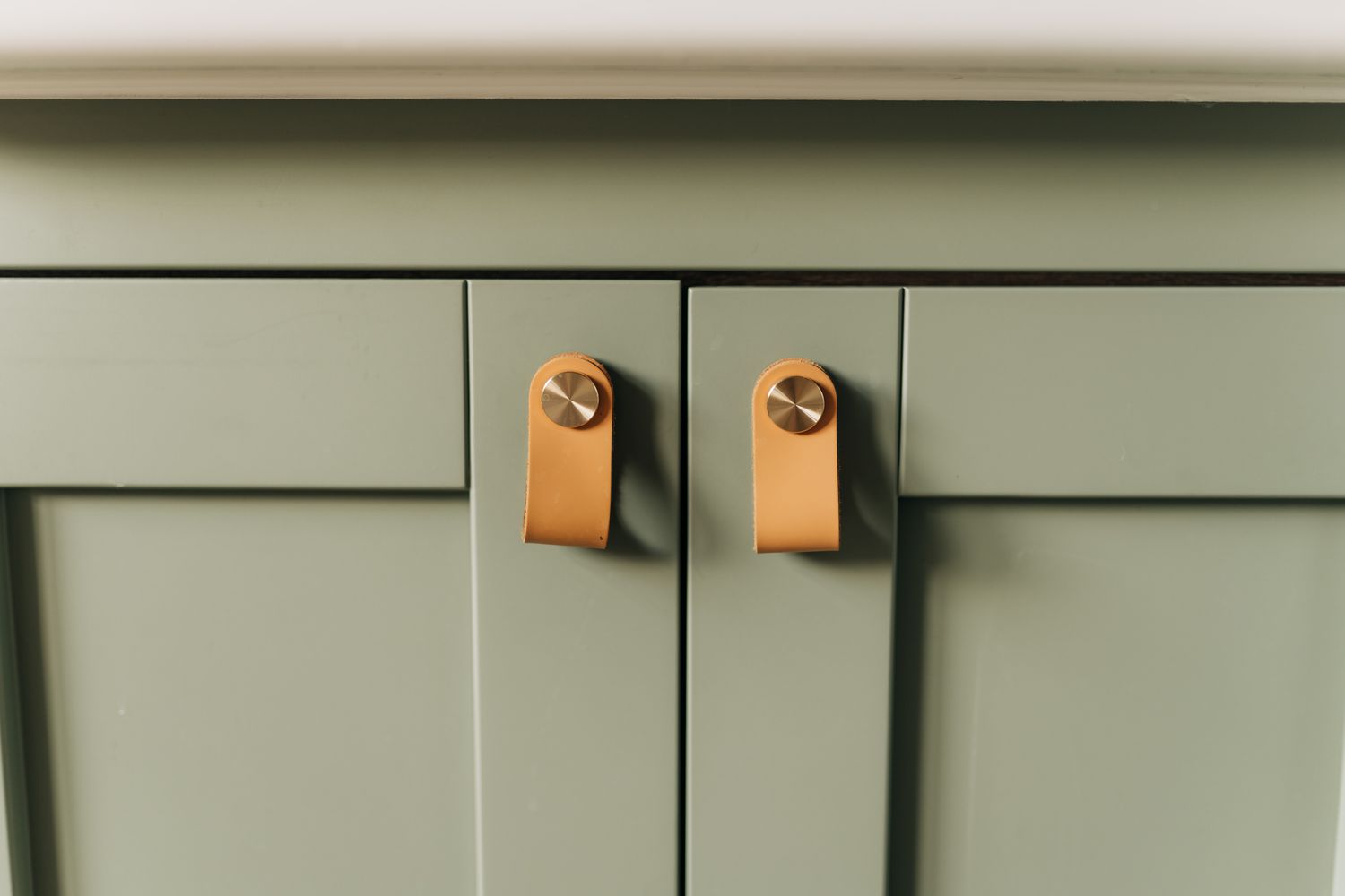 meuble sous-vasque vert avec nouvelles poignées en cuir
