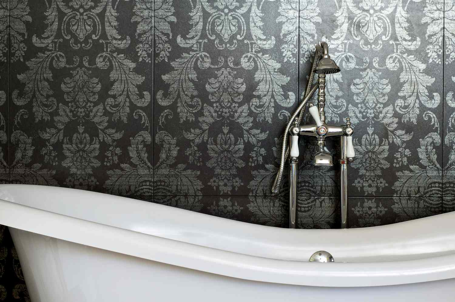 Papier peint noir derrière une baignoire