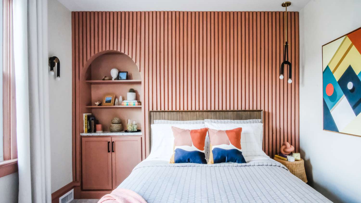 Chambre à coucher avec mur d'accent cannelé.