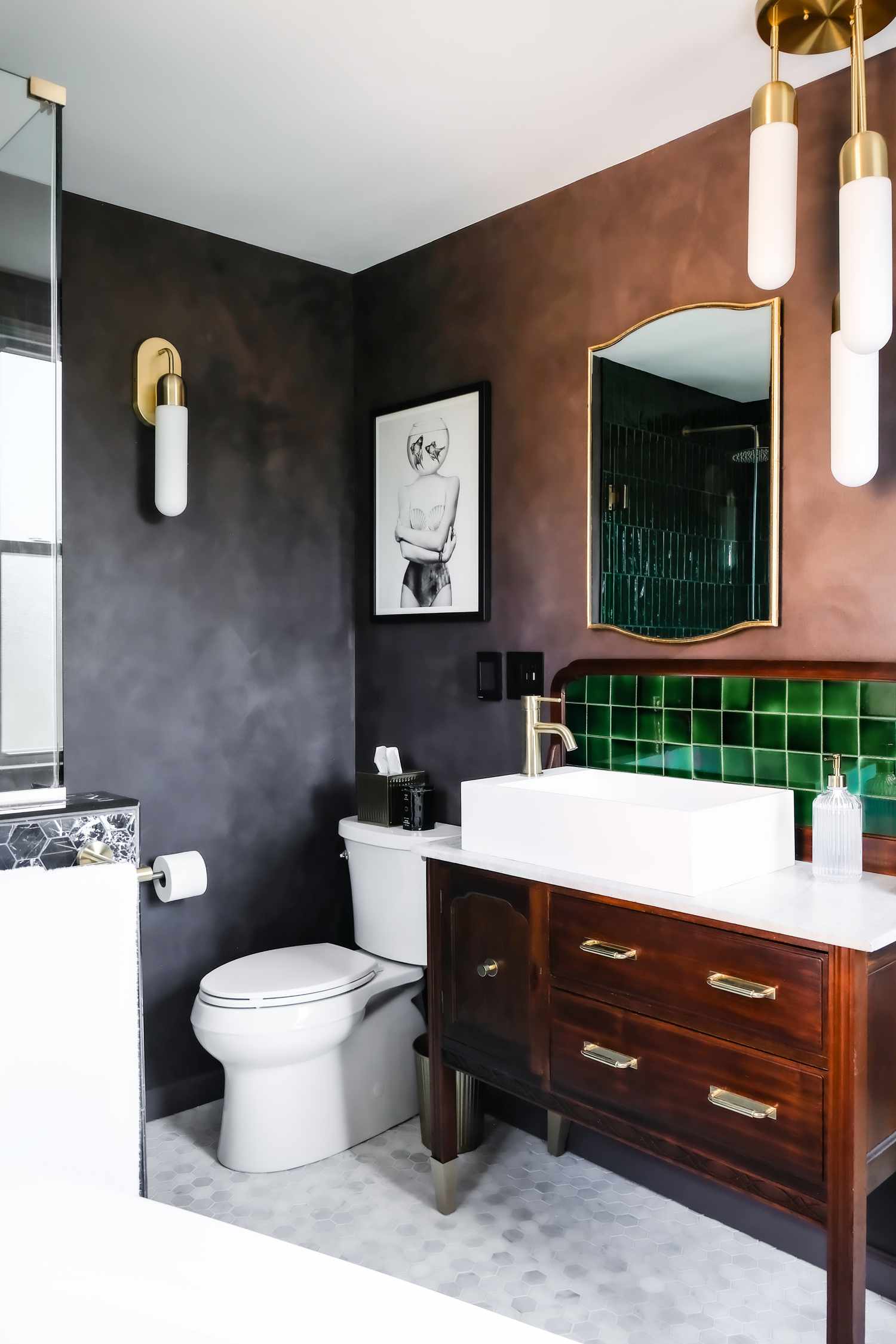 Salle de bains avec murs à la chaux.