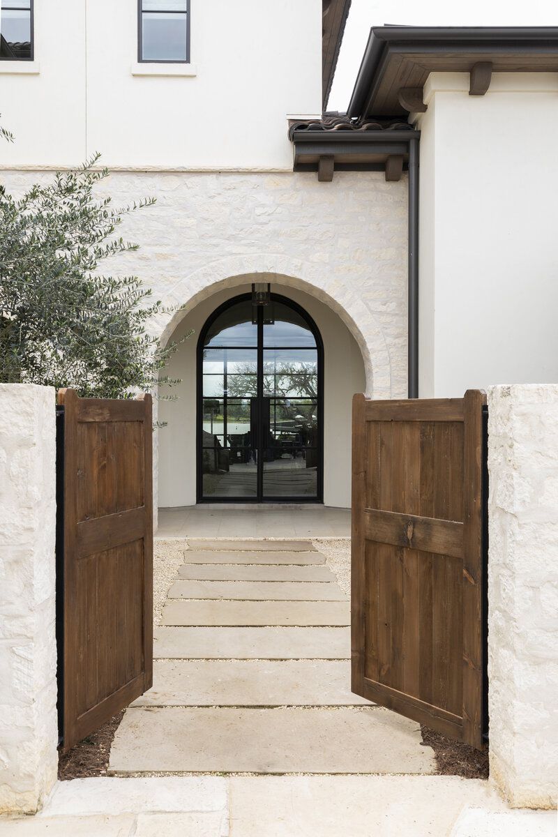 Portail en bois et blanc devant une maison