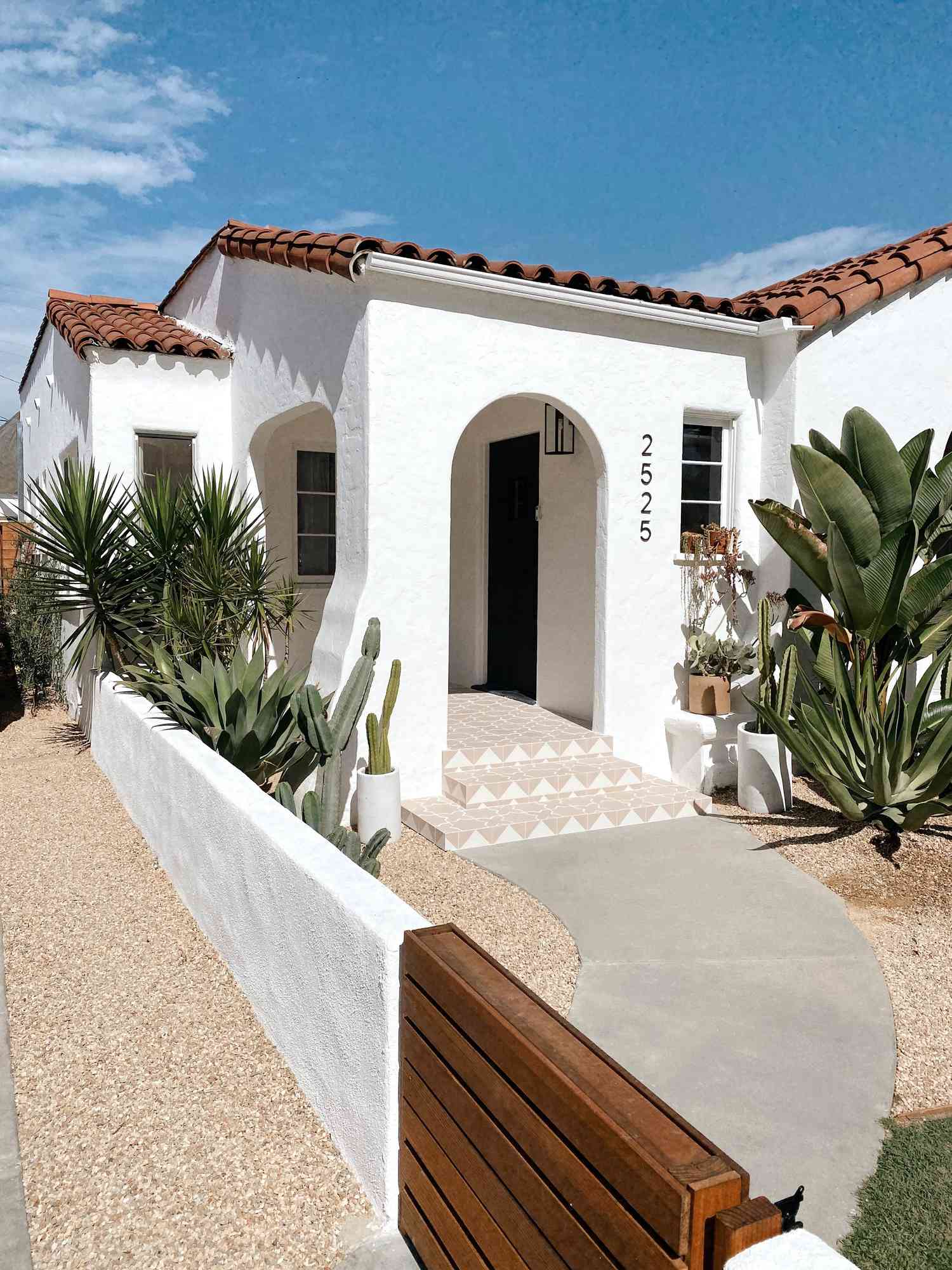 Maison en stuc blanc avec clôture en stuc