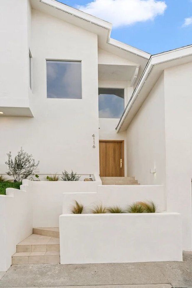 Maison blanche avec porte en bois
